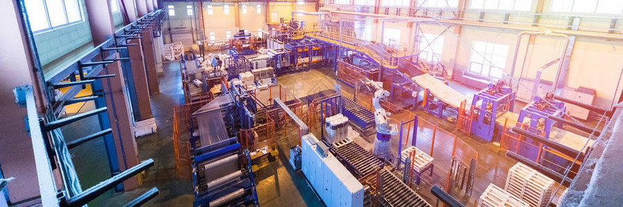 冶炼厂安装过程中的工人与金属结构制造